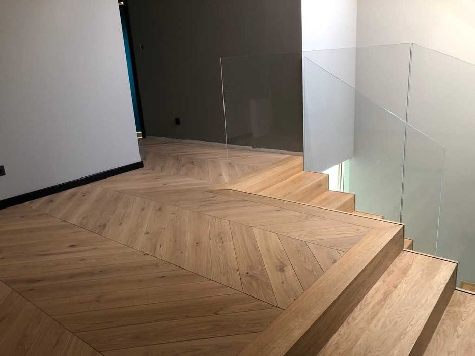 Schody dywanowe dębowe z balustradą szklaną Producent