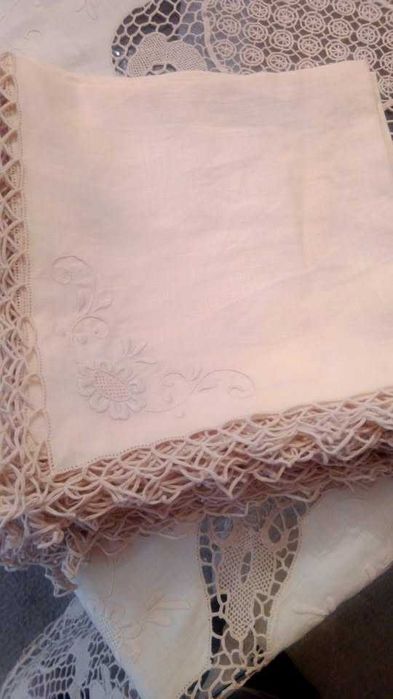 toalha mesa (artigo nacional)  em linho bordado