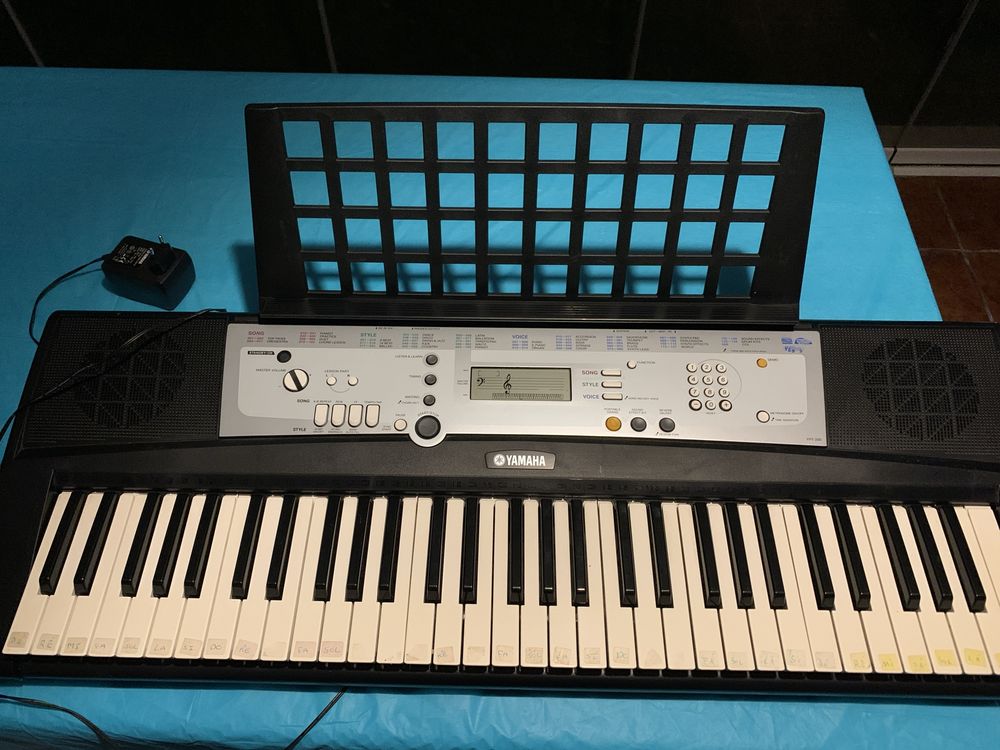 Orgão digital preto marca Yamaha