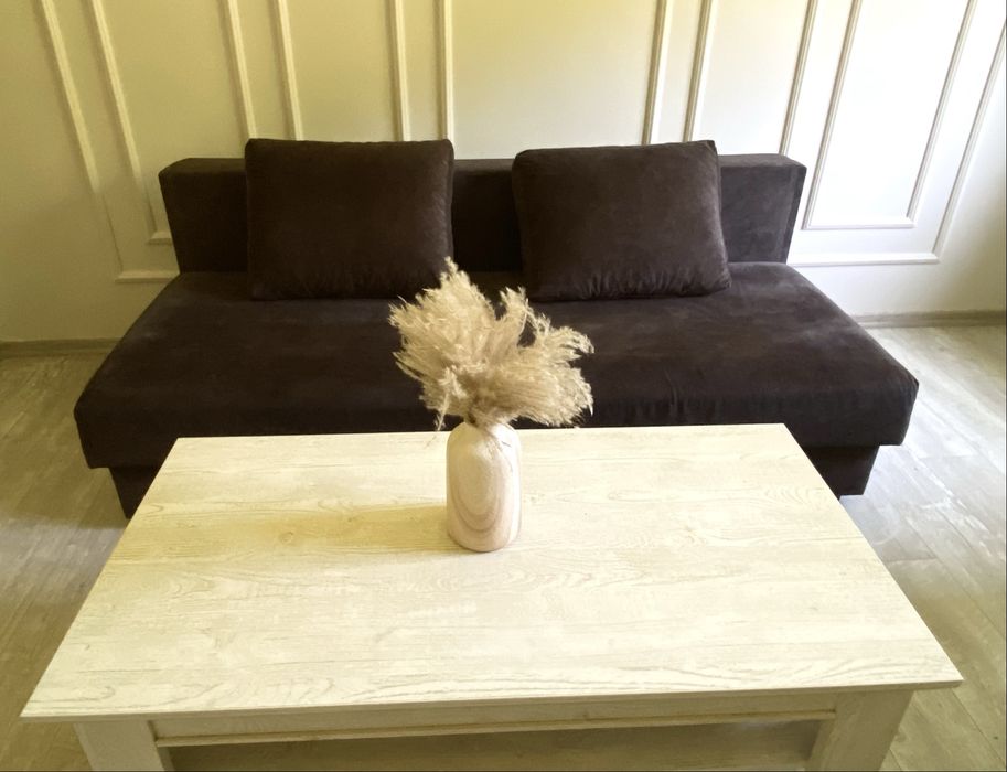 Komplet mebli: sofa, stolik, lampa i lustro