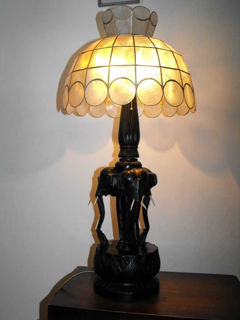 Drewniana, rzeźbiona lampa - witraż z masy perłowej