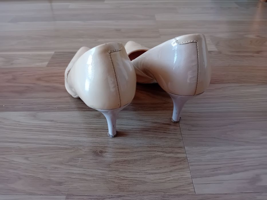 Buty na obcasie rozmiar 38 koloru jasne cappuccino lekko ecru