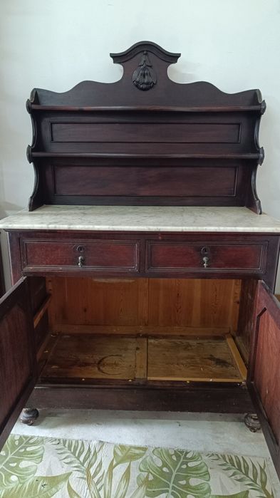 Louceiro antigo com pedra