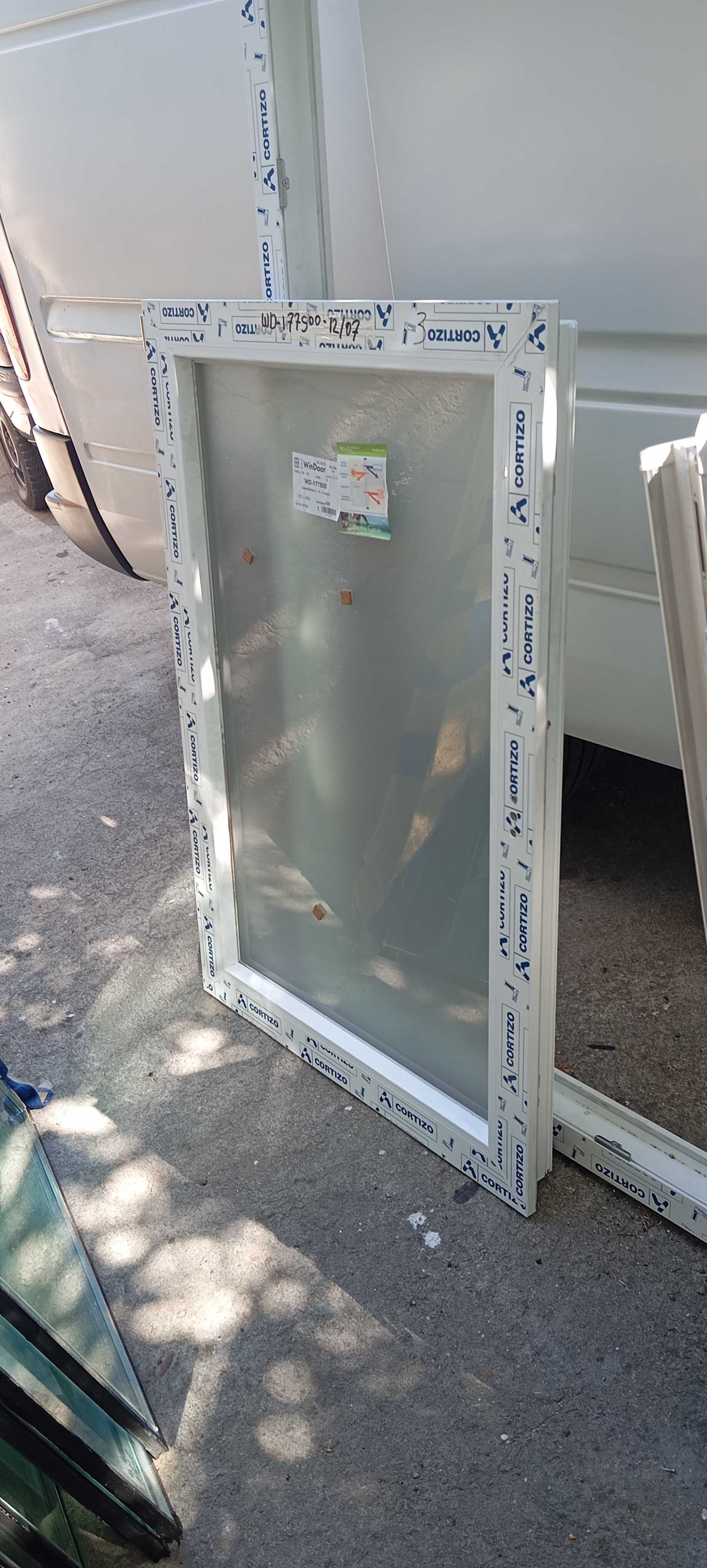 Vendo janelas de PVC com vidros fosco e termicos