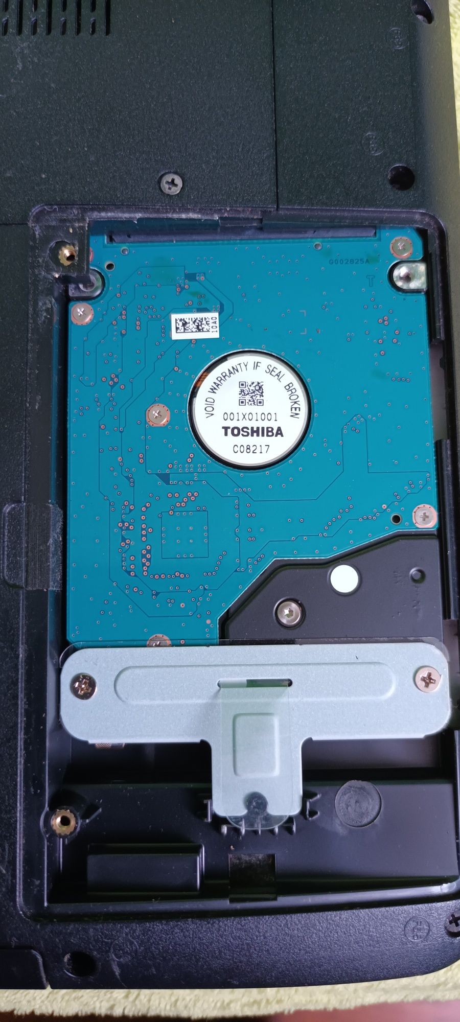 Laptop firmy Toshiba z torbą