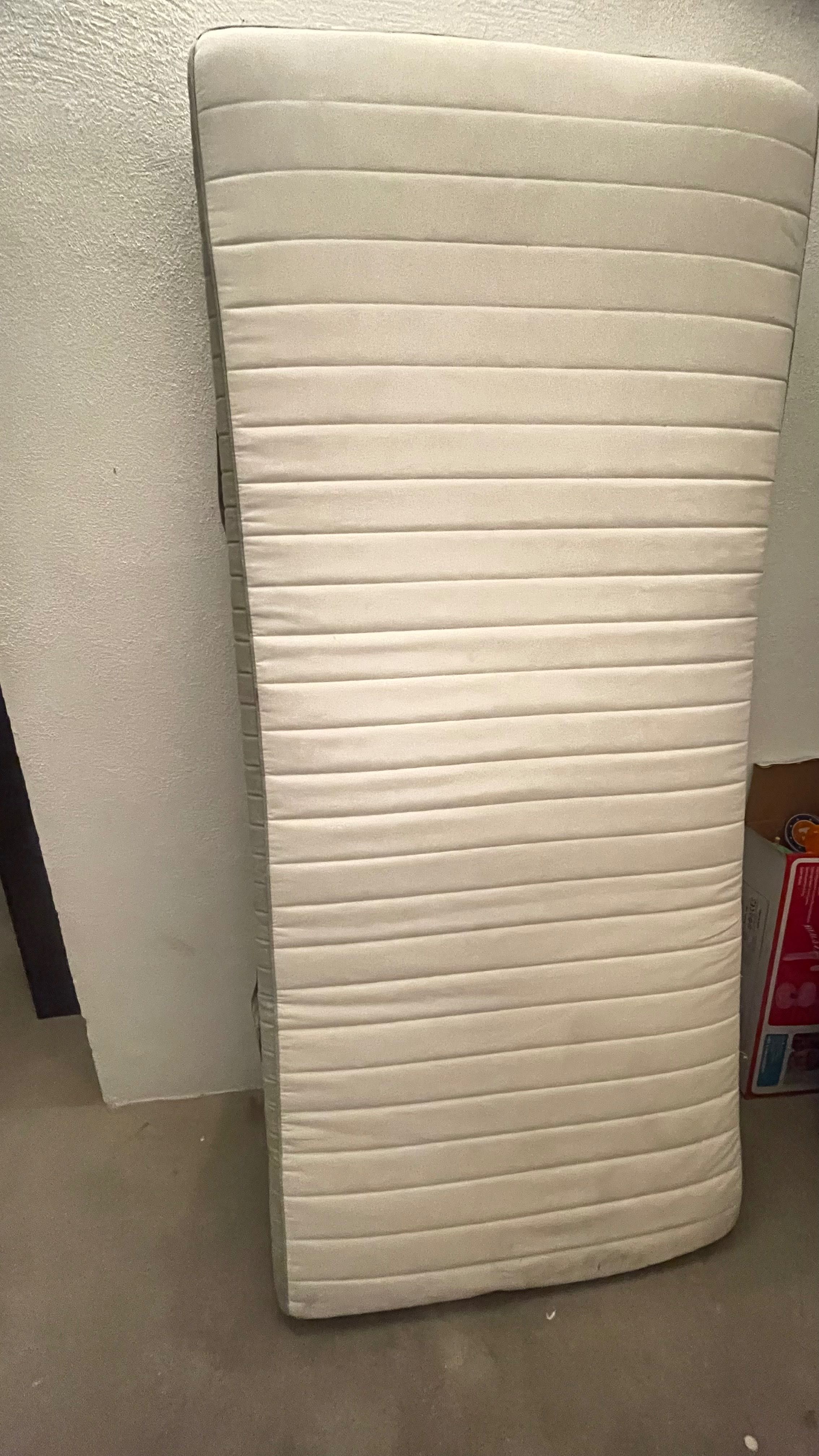 Colchão de solteiro ikea e estrado
