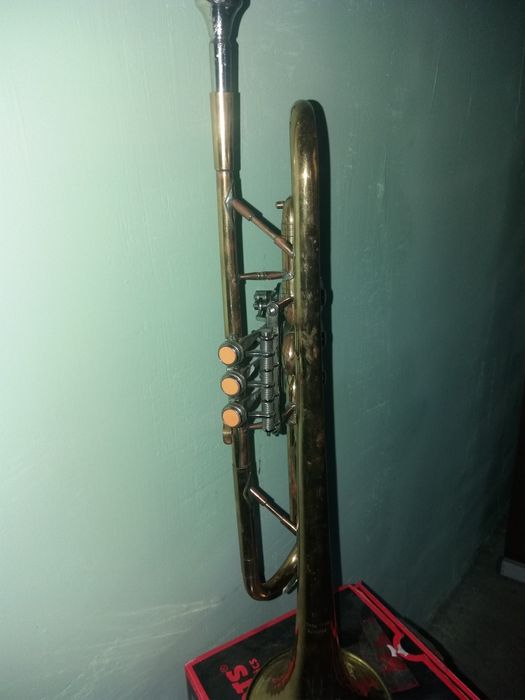 Труба духова , музичний інструмент .