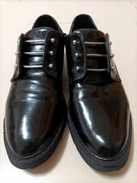 Sapatos pretos com atacadores metálicos marca Cult (T. 39)