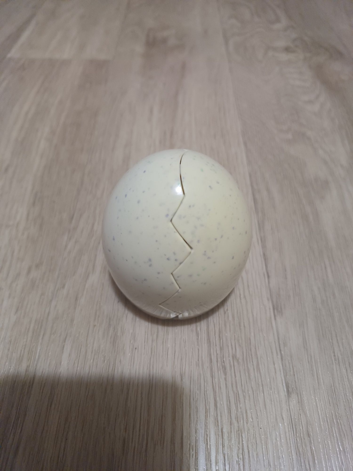 Іграшка Курча яке вилуплюється з яйця.
