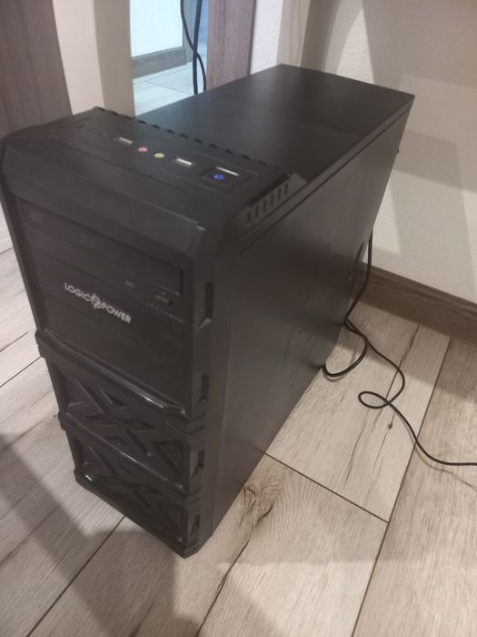 Комп'ютер в гарному стані + веб-камера+блютуз адаптер.