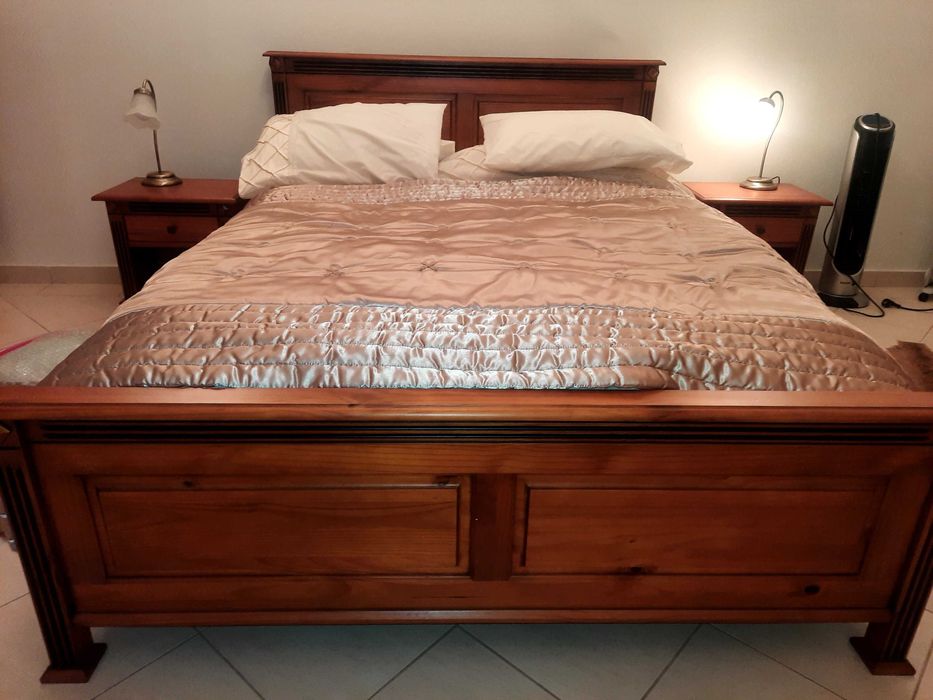 Cama, colchão, cabeceiras e cómoda