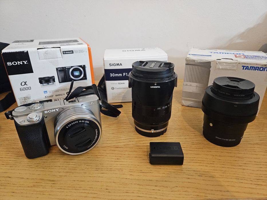 Aparat Sony A6000 z trzema obiektywami i akcesoriami