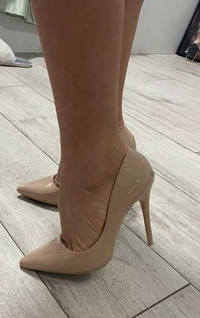 Christian Louboutin rozmiar 40, lakierowane beżowe szpilki