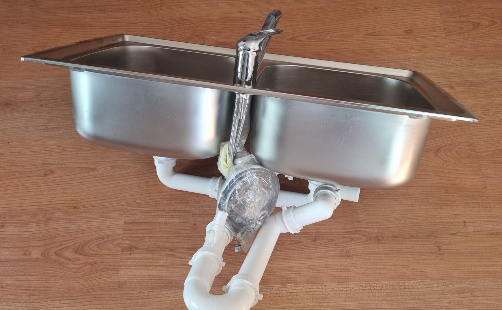 Nowy zlewozmywak z baterią i częściami