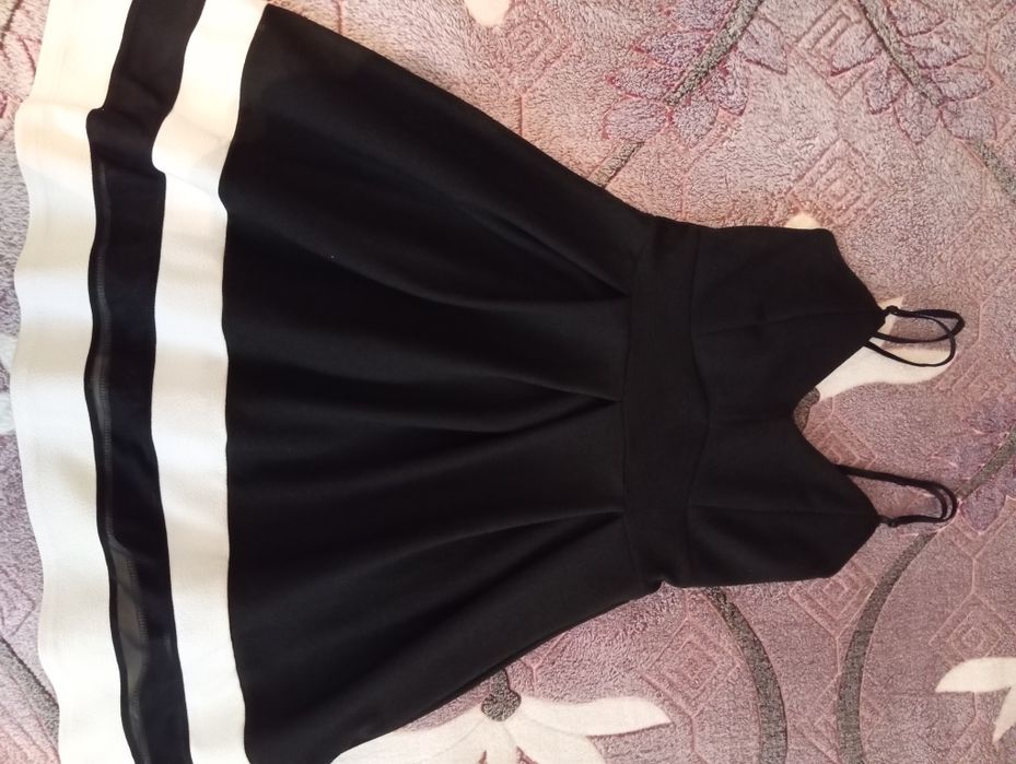 Жіноча чорно-біла сукня