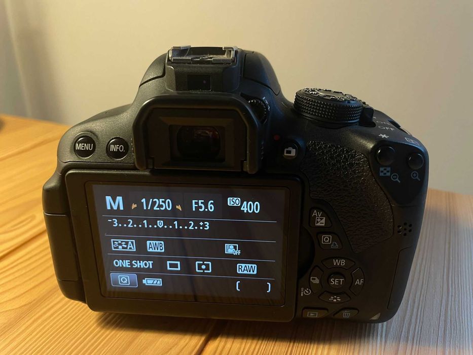 Câmara DSLR Canon 700D+Objetiva Zoom Lens EF-S 18-55mm