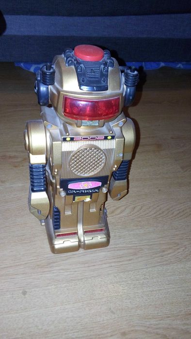Dwa roboty na baterie, większy wydaje dźwięki i świeci się. Polecam