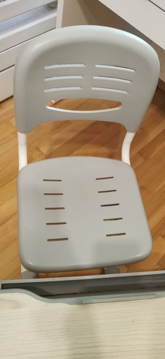 Regulowane biurko dziecięce fun desk z krzesłem.