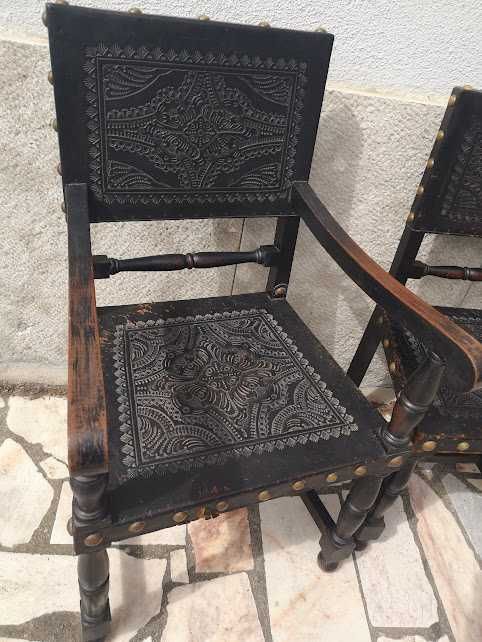 Conjunto cadeirões e cadeiras Antigas com base e costas Couro Lavrado