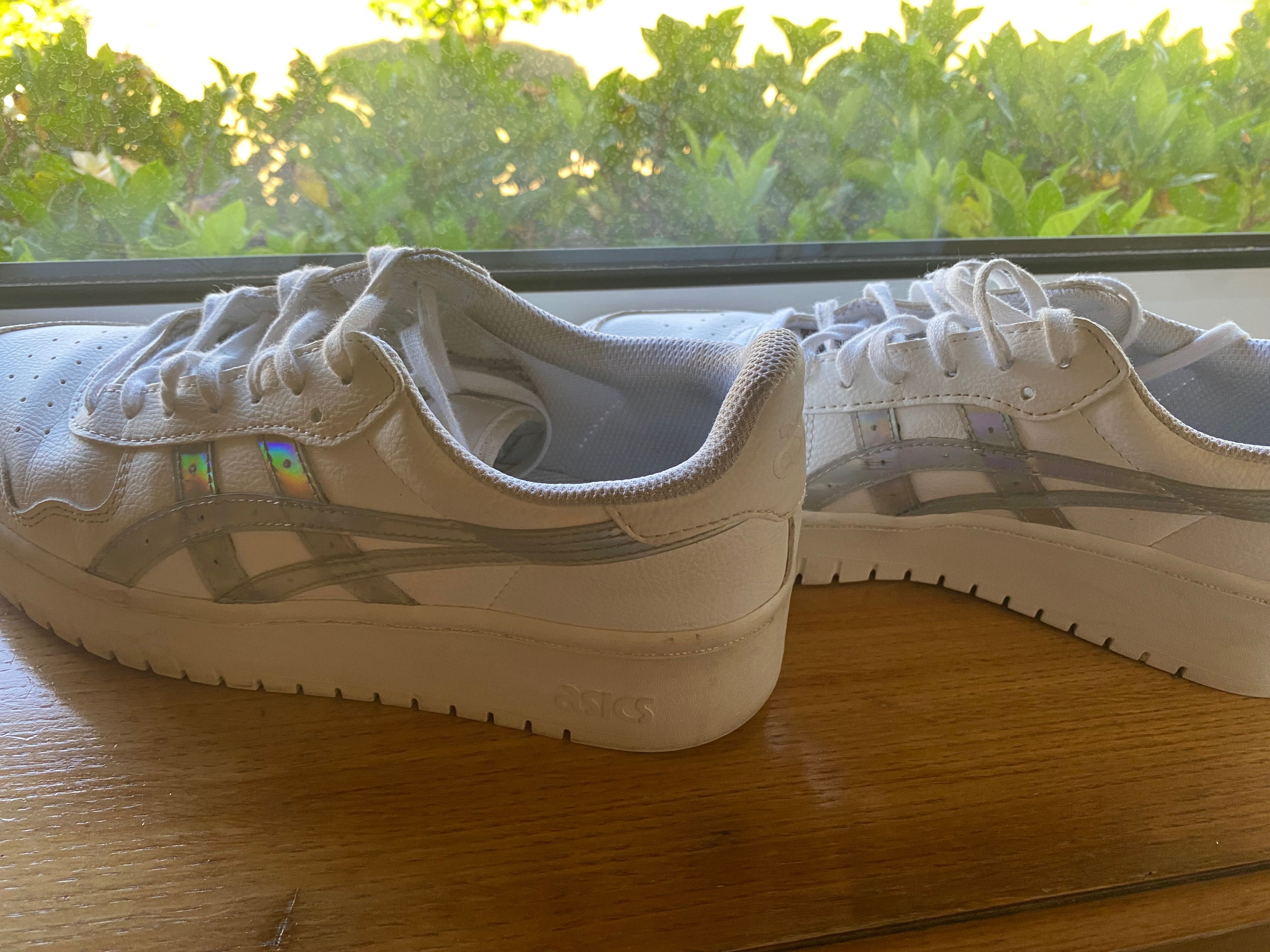 Sapatilha Asics holográficas