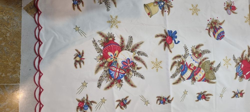 Toalha de Natal, para mesa aberta , em tecido de muito boa qualidade.