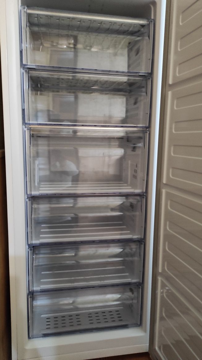 Морозильна камера Beko RFSA240M21W
