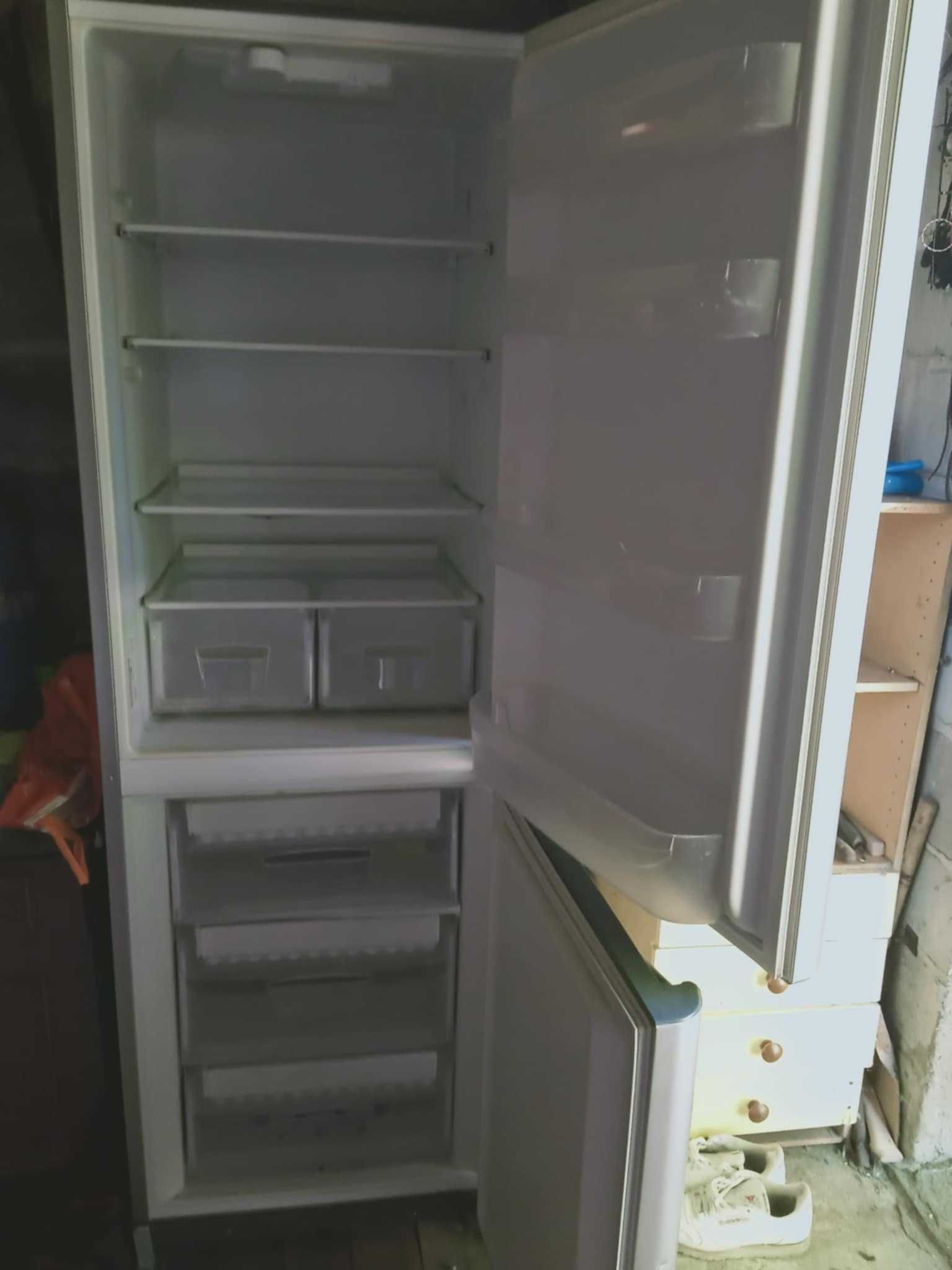 Lodówka firmy indesit