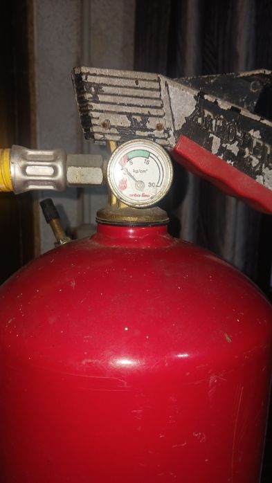 Deposito extintor para pré  lavagem de automóveis ou máquinas.