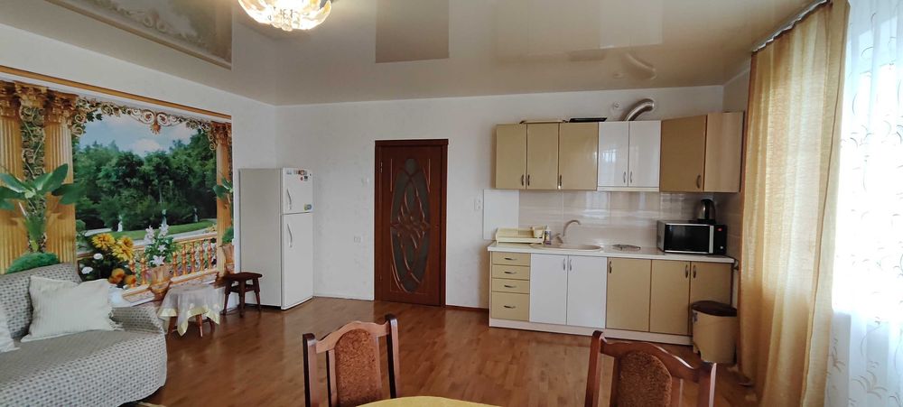 Здається будинок.4 роздільні кімнати.2 санвузли.Меблі.Побутова техніка