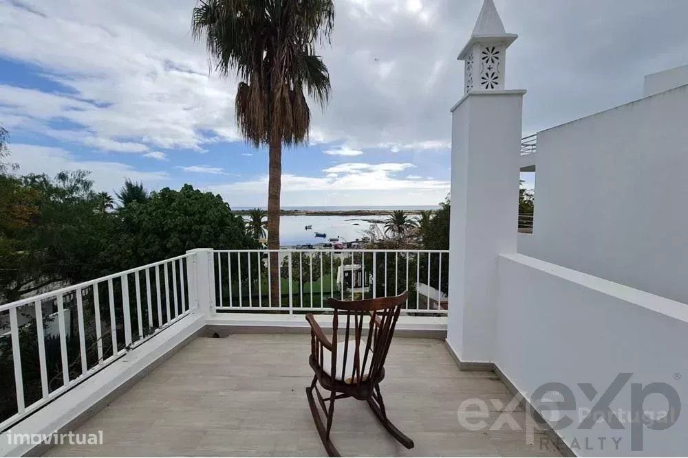 Arrenda-se grande moradia T3 com jardim, junto à Praia da Fábrica