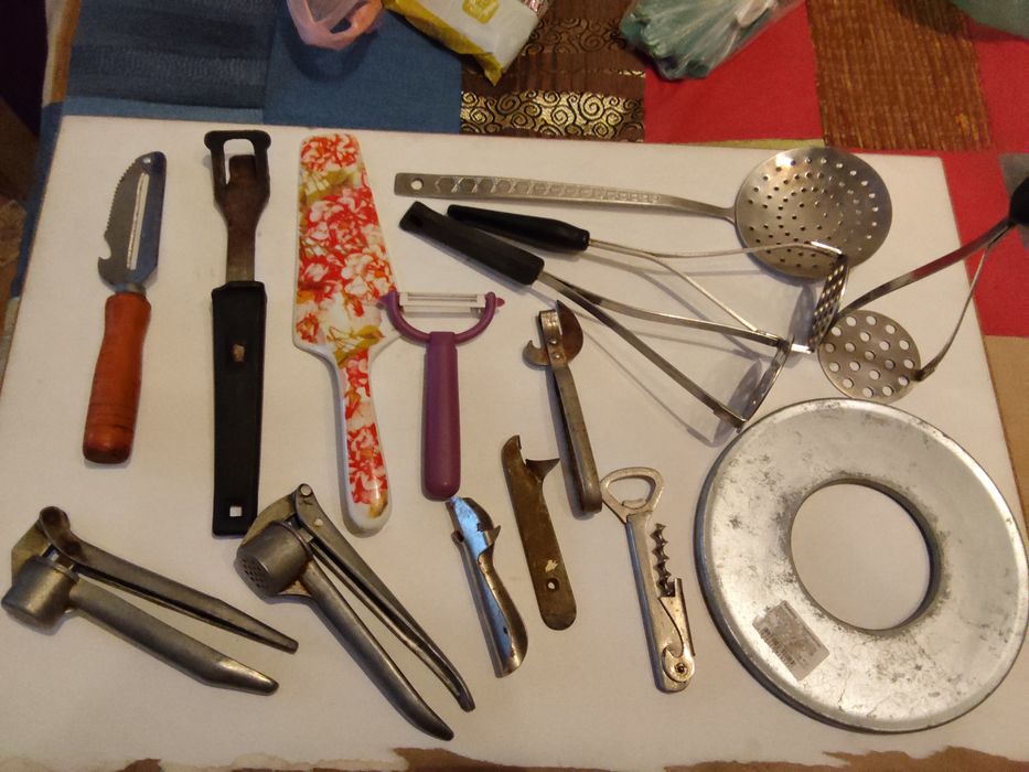 Столовые приборы разные