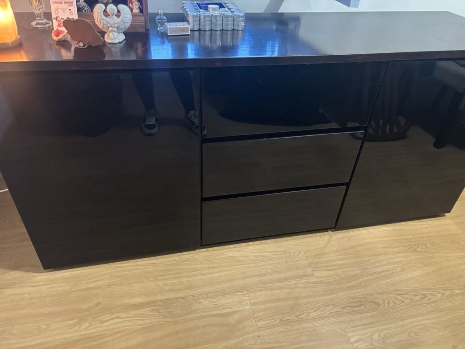 Movel de madeira e portas em vidro , semi novo mas ta como novo