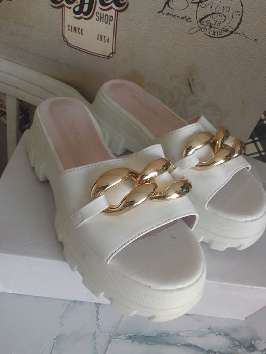 Жіноче взуття...