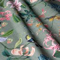 Декоративная ткань с крупными цветными растениями и птицами на зеленом