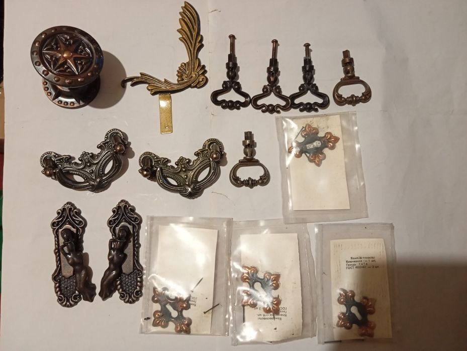 Мебельная фурнитура плюс дверная ручка одним лотом.