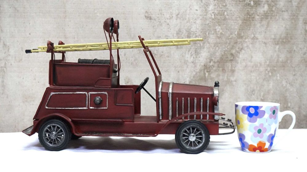 Model starego samochodu strażackiego