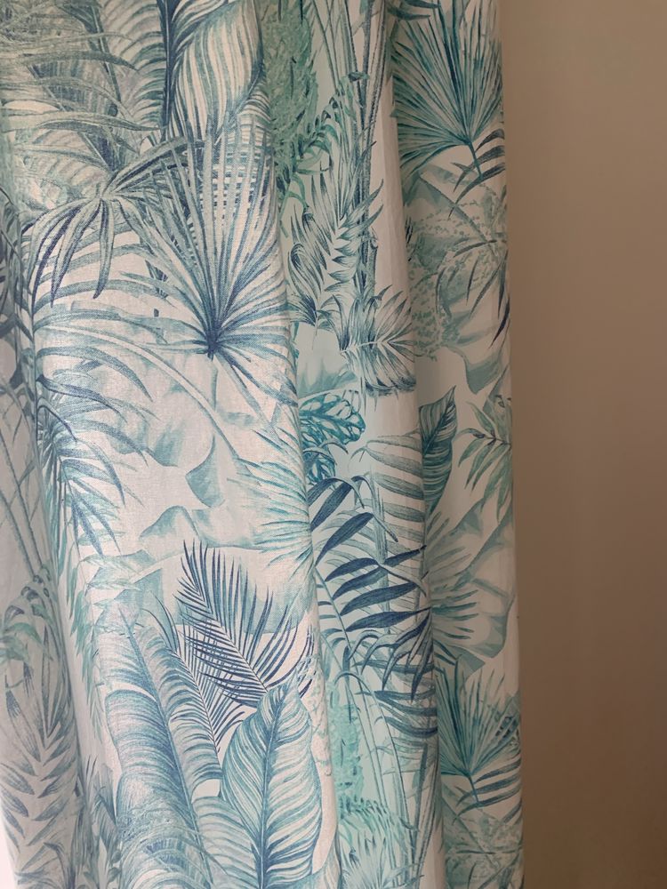 Dois cortinados em tons de verde