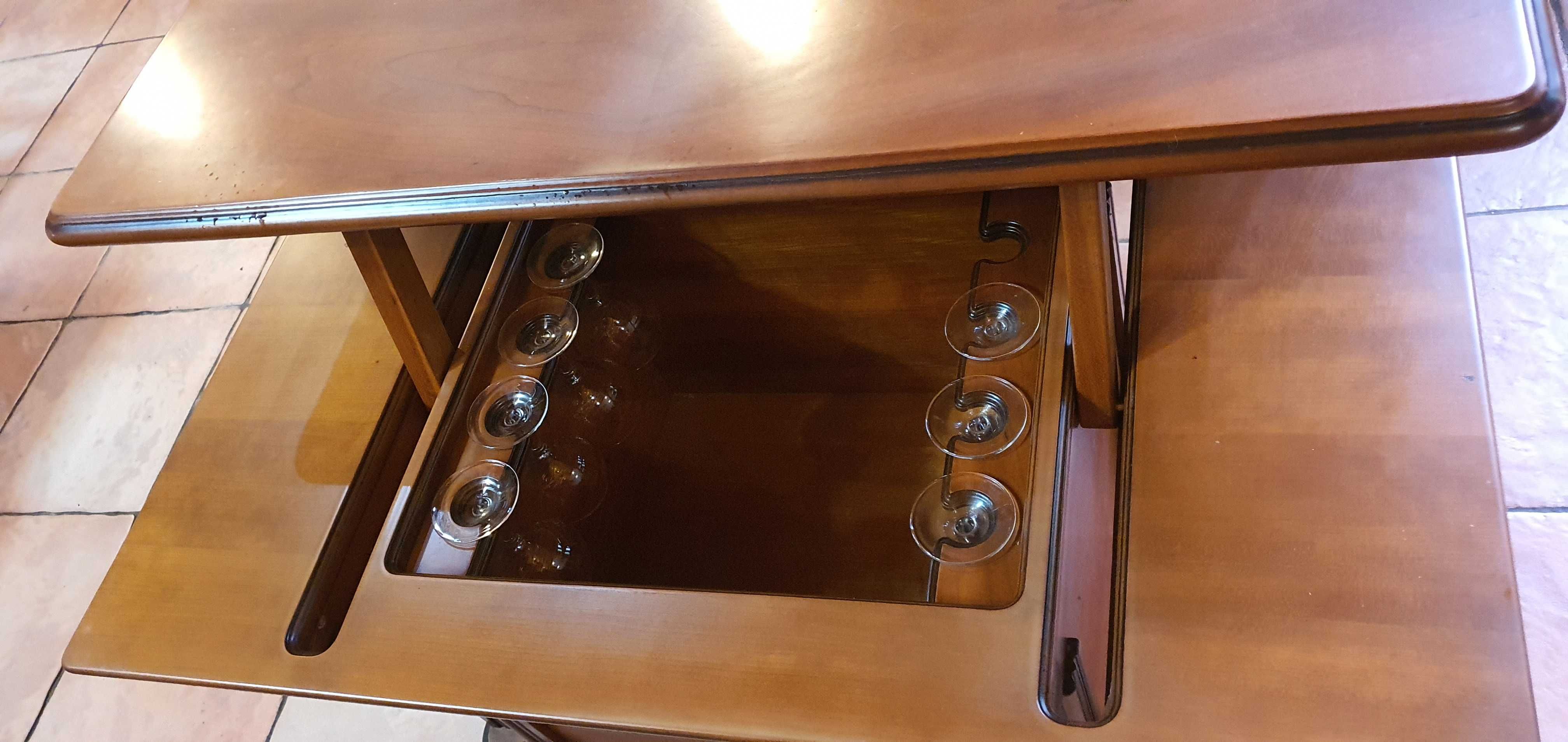 mesa de sala de estar com mini bar incluido