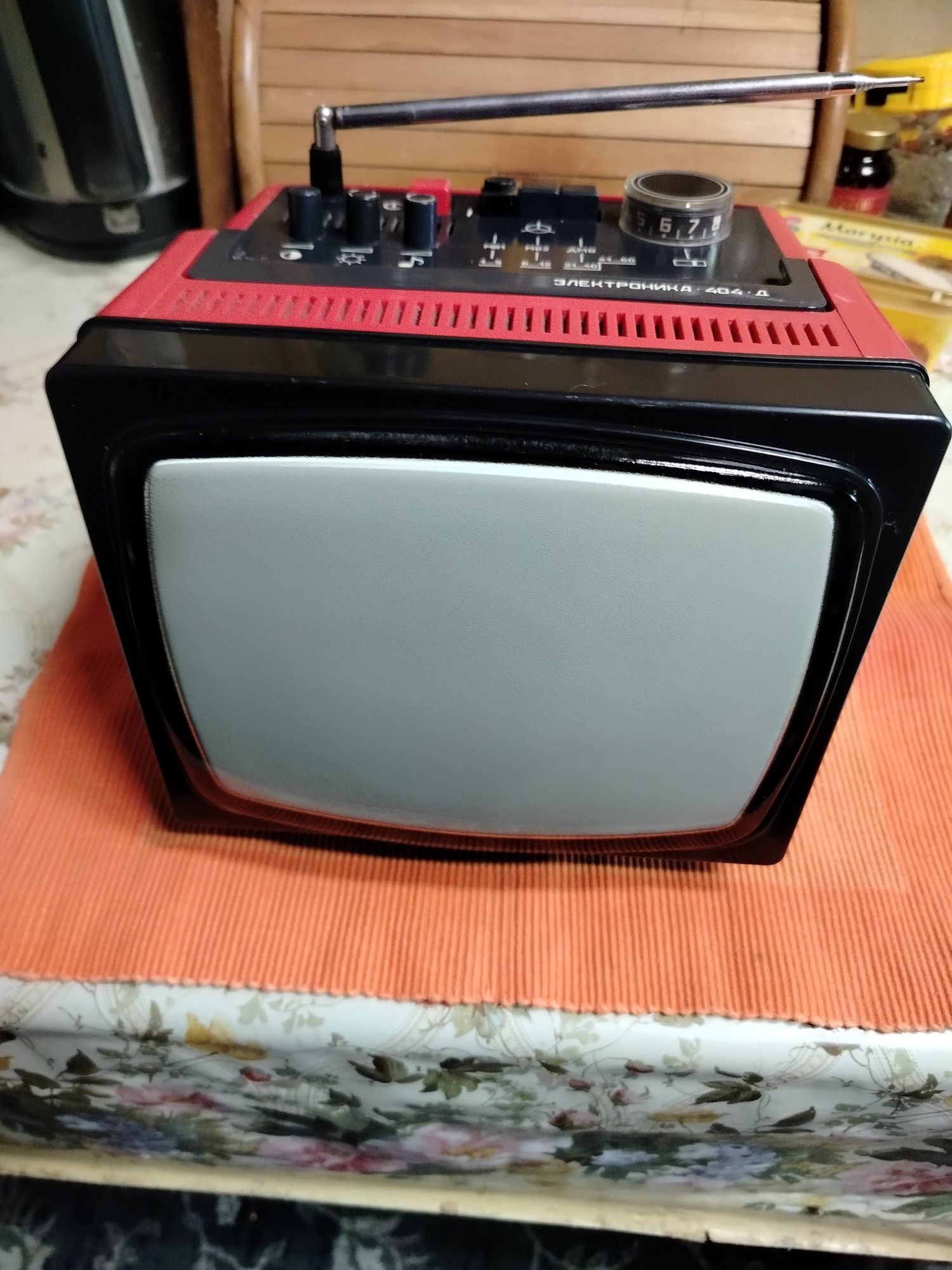 Telewizor z PRL-u turystyczny