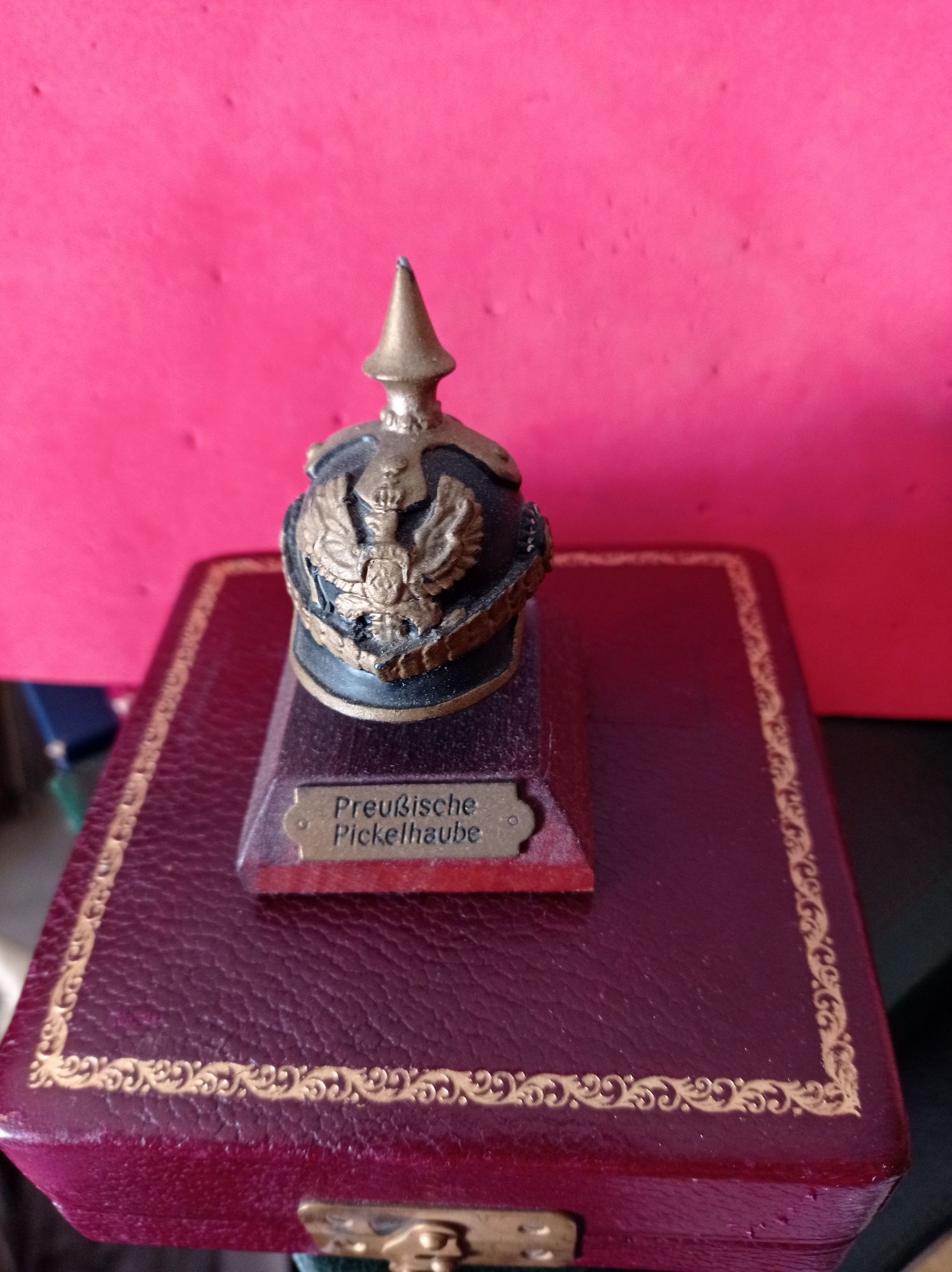Capacetes militares em miniatura