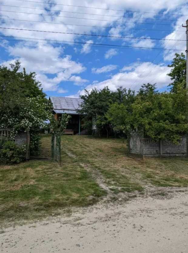 Будинок з великою ділянкою землі в 2 км від польського кордону.