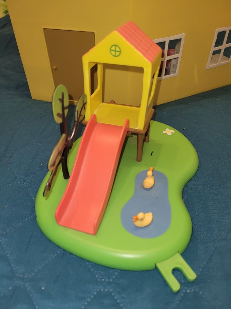 Domek Świnki Peppy i zjeżdżalnia