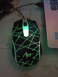 Podświetlana myszka do komputera zmienia kolory