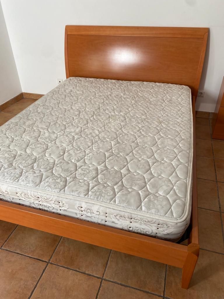 Cama de casal e mesa de cabeceira