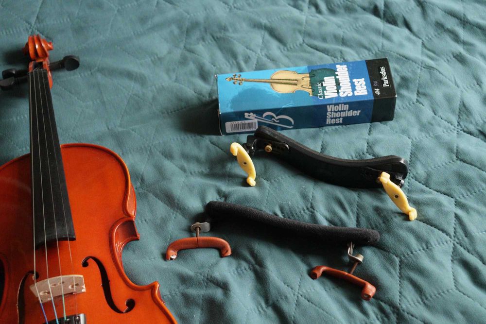 Скрипка 4/4 + 2 мостика,канифоль, подбородник в подарок