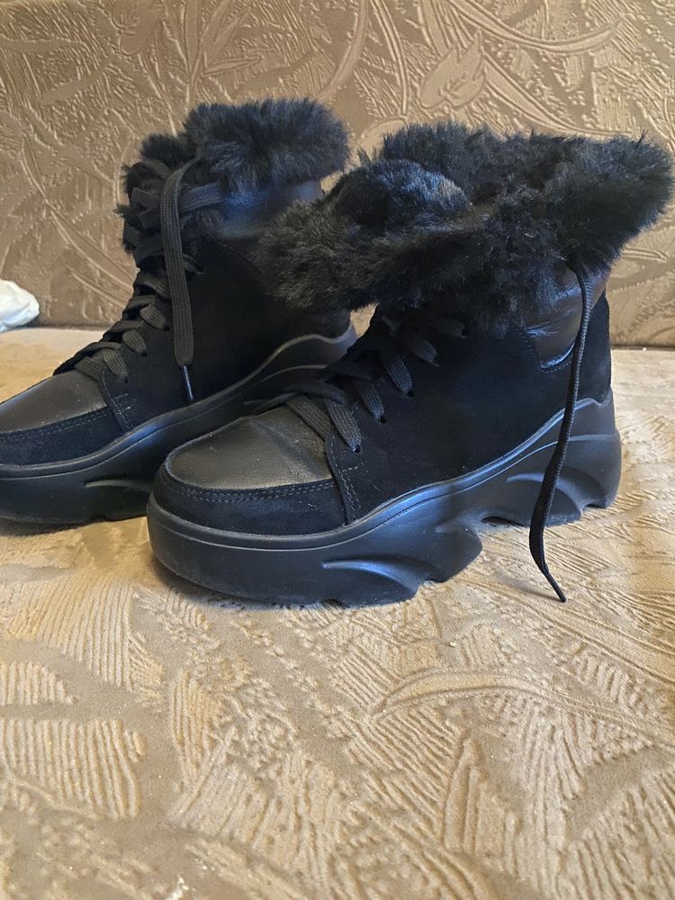 Женские зимние ботинки
