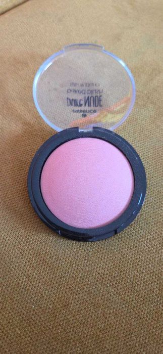 Essence pure NUDE baked pudrowy róż