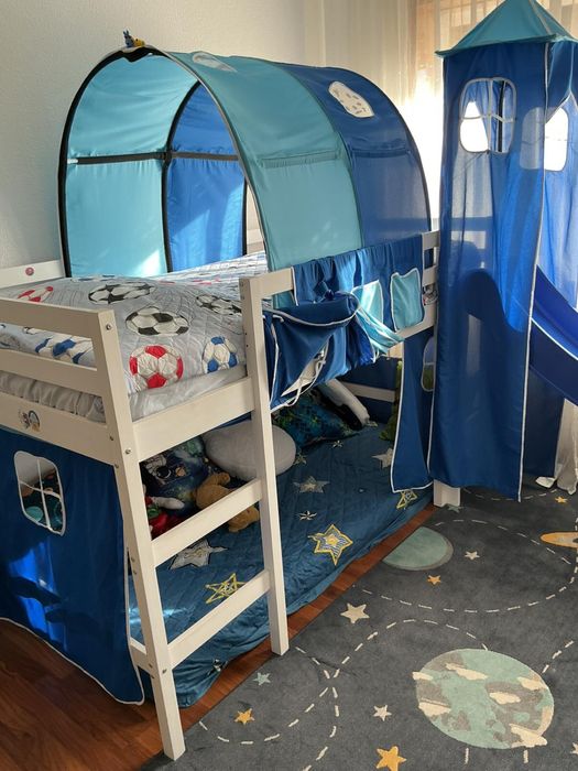 Cama com escorrega, comoda e mesinha cabeceira