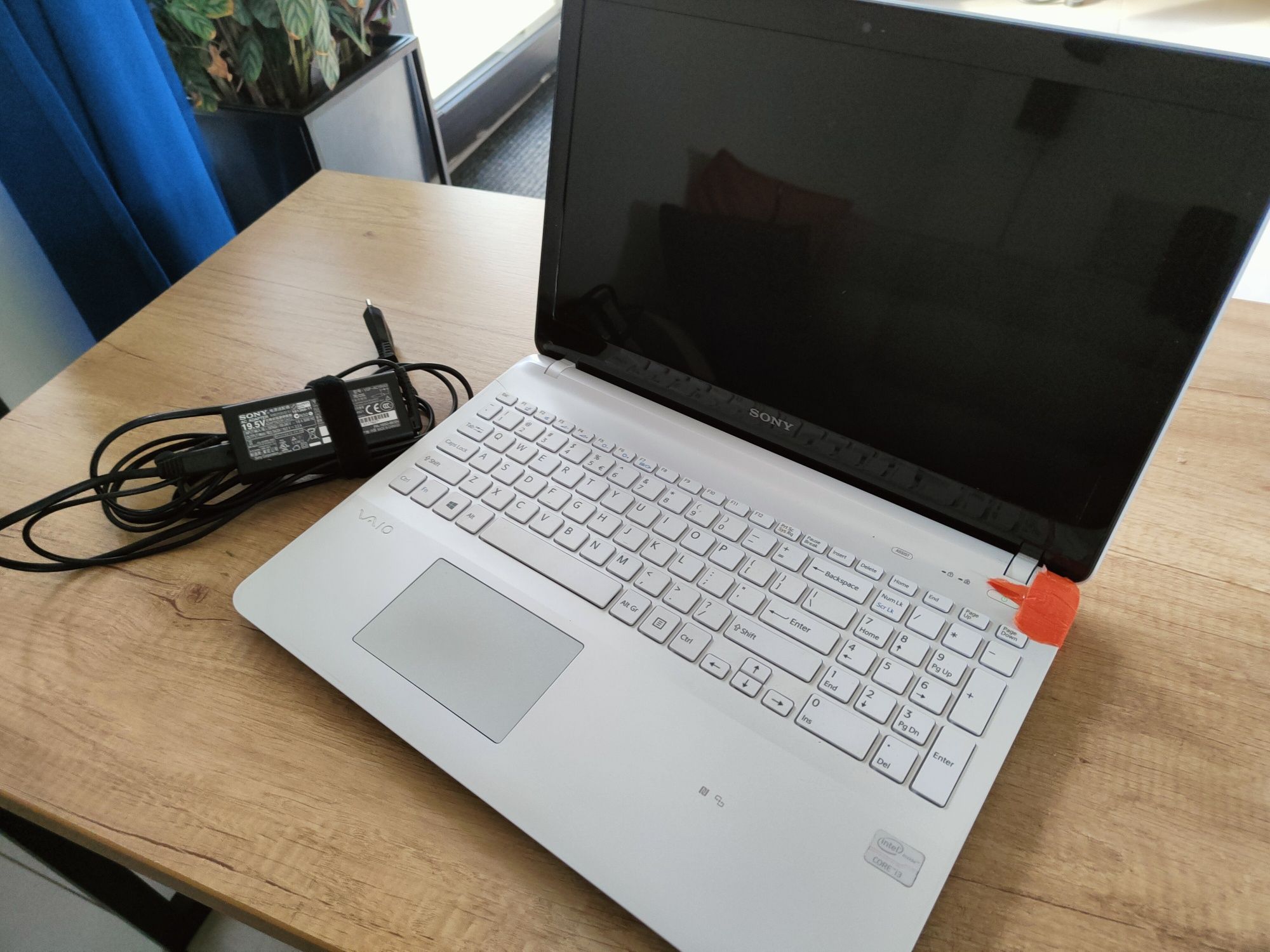Laptop Sony Vaio biały SVF152A29M z oryginalnym zasilaczem