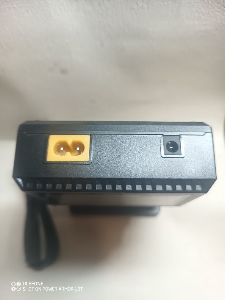 Miboxer C4 Smart Charger  зарядний пристрій для акумуляторів.